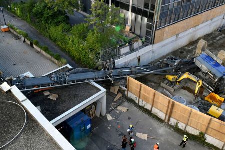 Bohrgerät stürzt in Bürogebäude